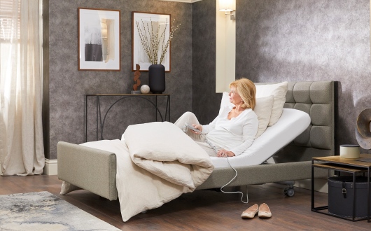 Woman using Opera Signature Comfort bed