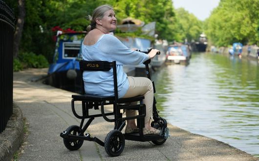 Woman using eFoldi Lite outdoors