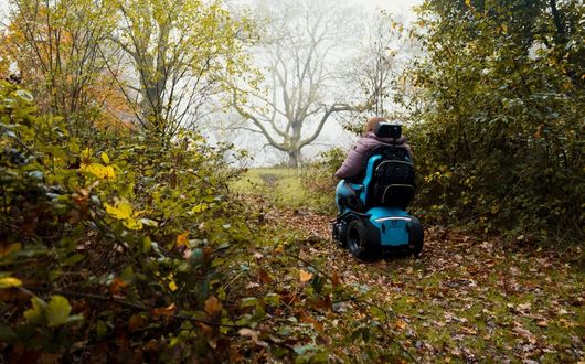 Woman using Series 5 powerchair outdoors
