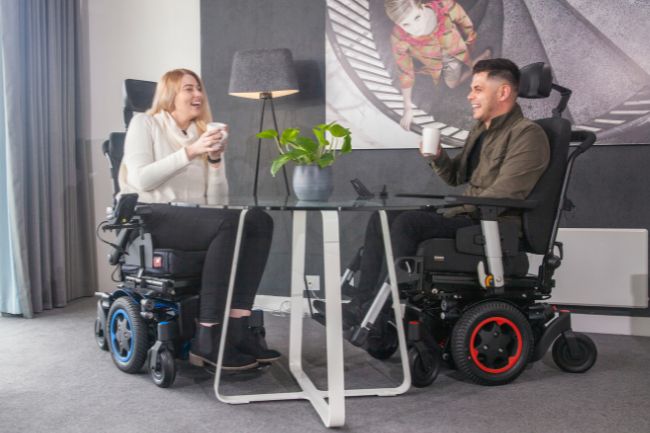 Man and woman using Q300 M Mini at a table